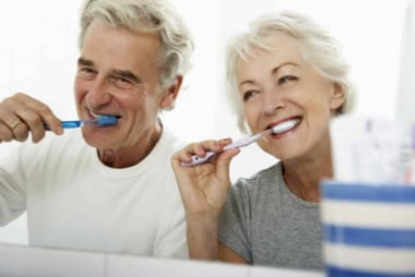 Tuổi tác là một trong những nguyên nhân khiến răng bị ố vàng