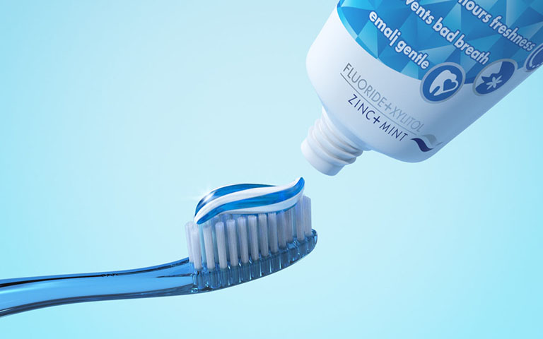 đánh răng 2 lần mỗi ngày với kem đánh răng có chứa Fluor