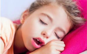 Thói quen trẻ ngủ thở miệng